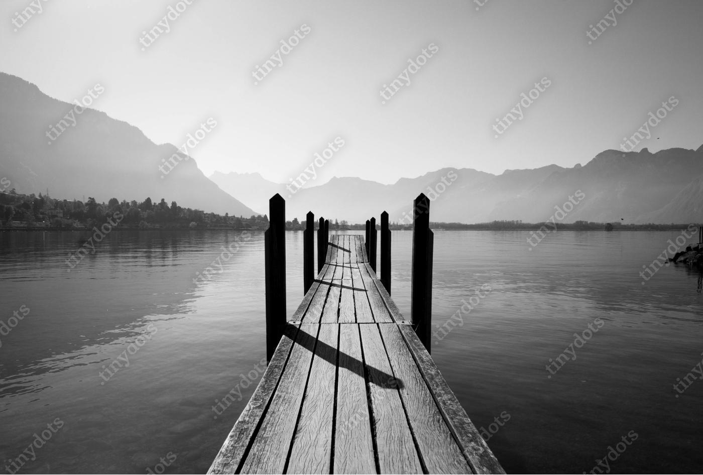 Fotobehang zwart-witte houten brug