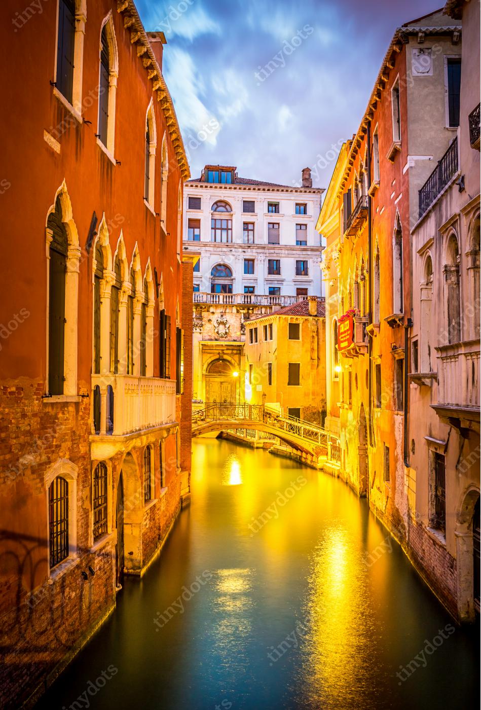 Fotobehang Smal kanaal in Venetië in de avond